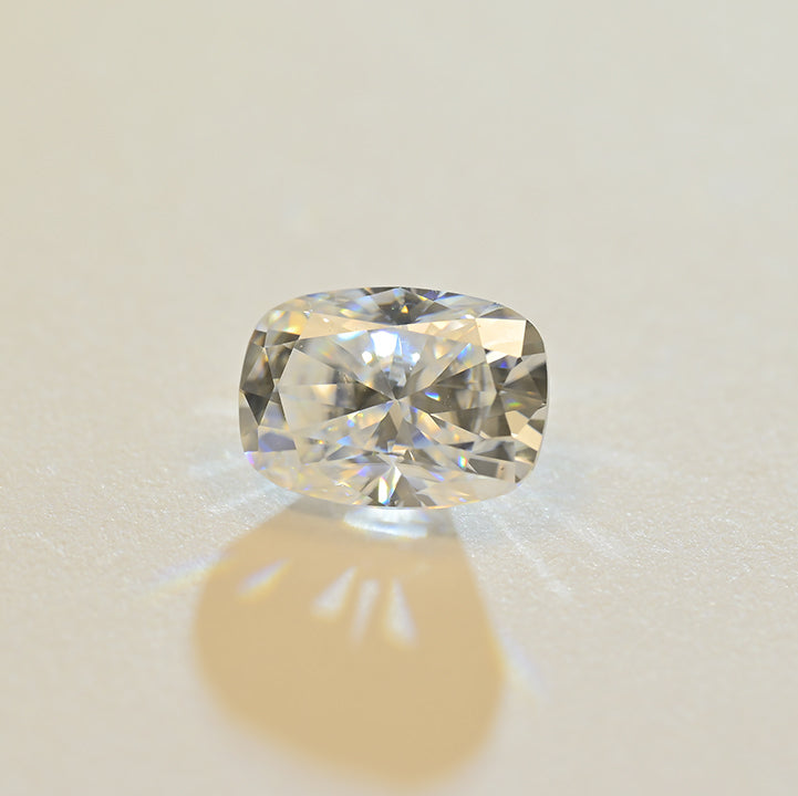 Lab Grown Moissanit Cushion (Highly Elongated) Cut