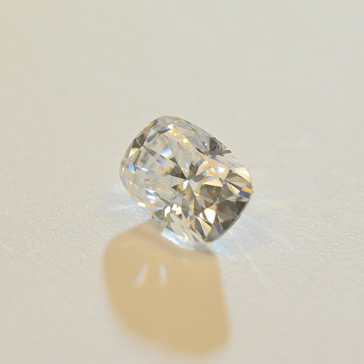 Lab Grown Moissanit Cushion (Highly Elongated) Cut